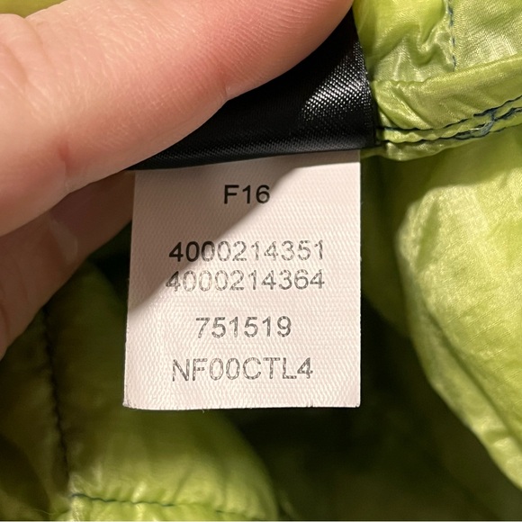 The North Face Thermoball womens hooded jacket. Size Large - Picture 15 of 16